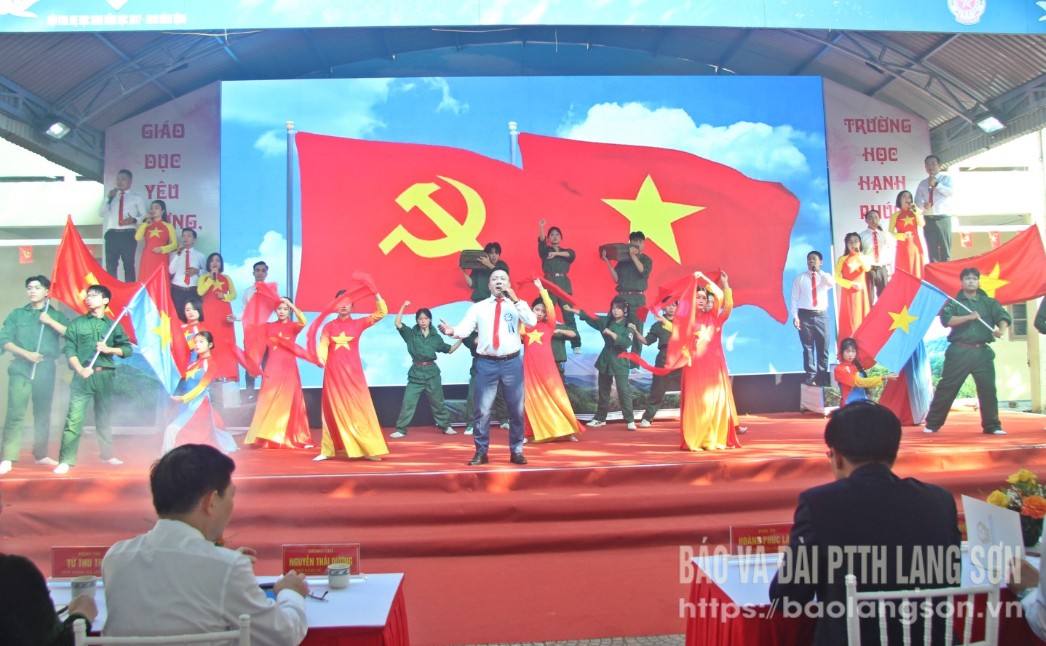 Thầy và trò nhà trường tặng hoa tri ân các thầy, cô nguyên là giáo viên công tác tại trường