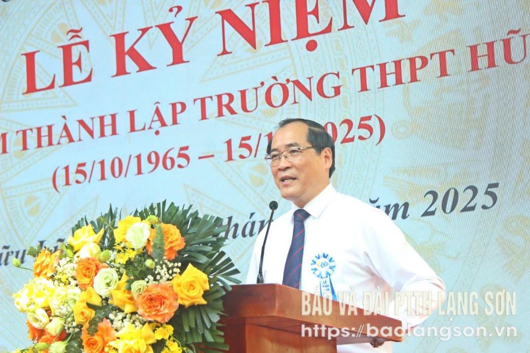 Đồng chí Phó Chủ tịch Thường trực UBND tỉnh tặng hoa chúc mừng nhà trường