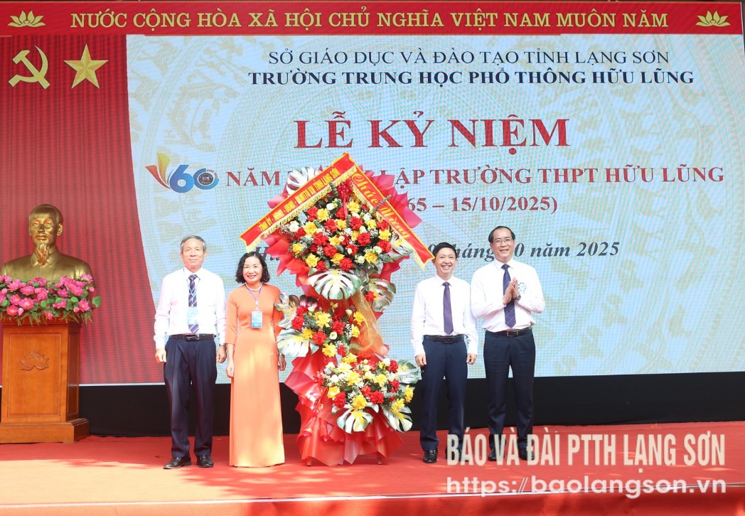 Đồng chí Phó Chủ tịch Thường trực UBND tỉnh trao Bằng khen của UBND tỉnh cho các cá nhân có thành tích tiêu biểu tại buổi lễ kỷ niệm