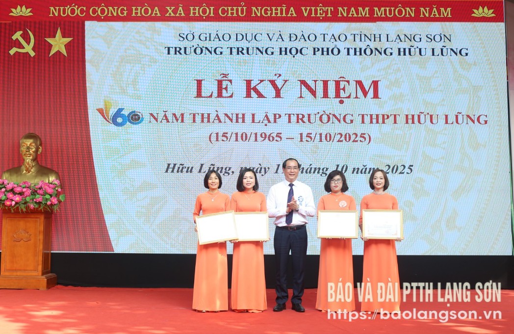 Đồng chí Giám đốc Sở Giáo dục và Đào tạo tặng giấy khen cho các cá nhân có thành tích tiêu biểu tại buổi lễ