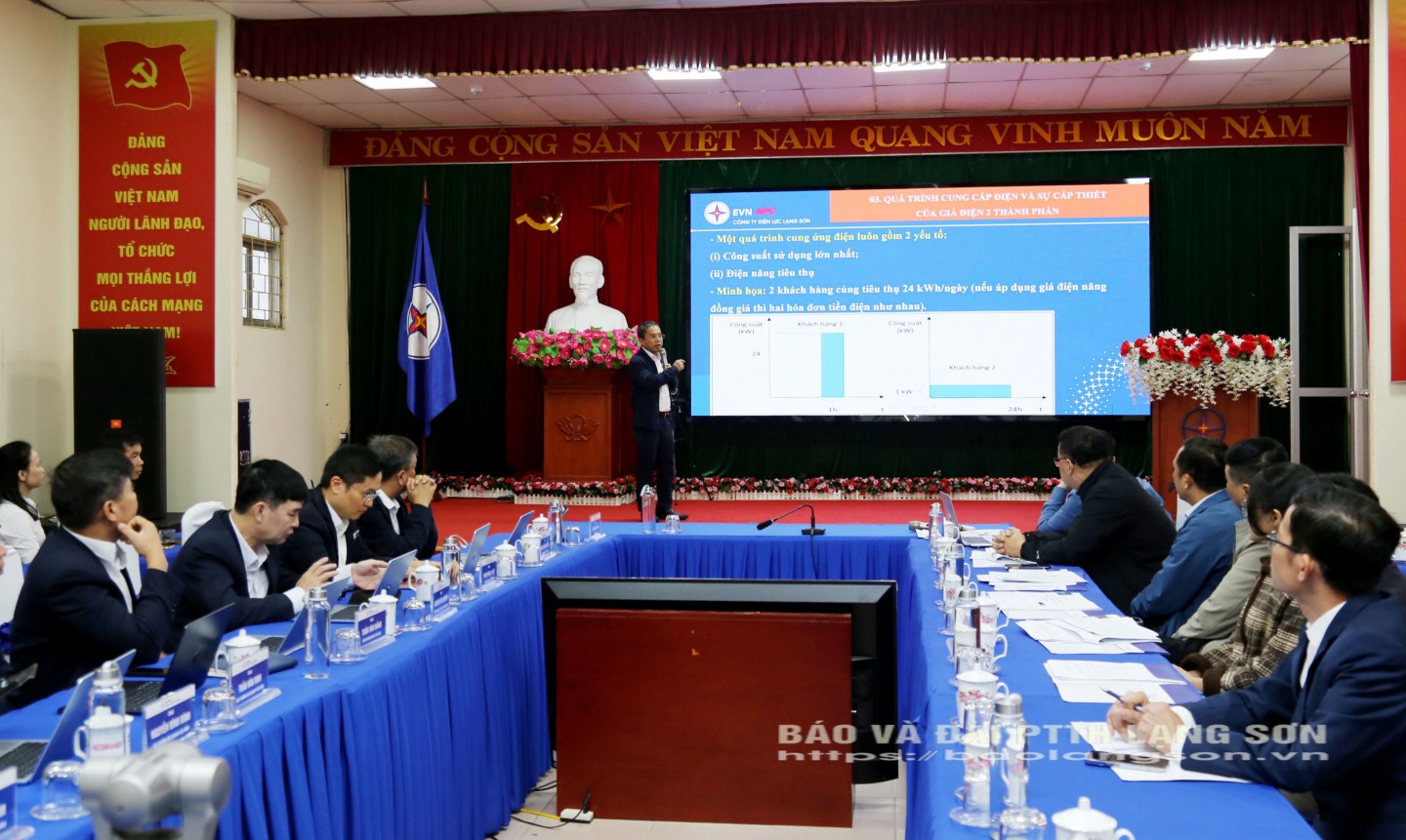 Lãnh đạo Công ty Điện lực Lạng Sơn trao đổi về cơ chế tính giá bán điện hai thành phần tại hội thảo