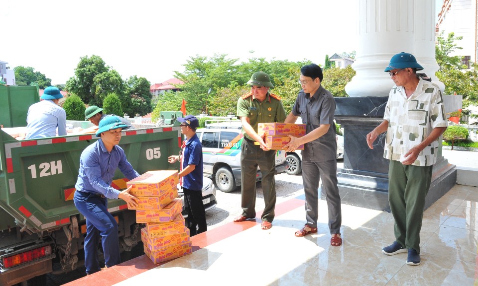 B&aacute;o v&agrave; Đ&agrave;i Ph&aacute;t thanh Truyền h&igrave;nh Lạng Sơn phối hợp c&ugrave;ng c&aacute;c đơn vị, doanh nghiệp hỗ trợ người d&acirc;n x&atilde; Hữu Lũng bị ảnh hưởng bởi cơn b&atilde;o số 11