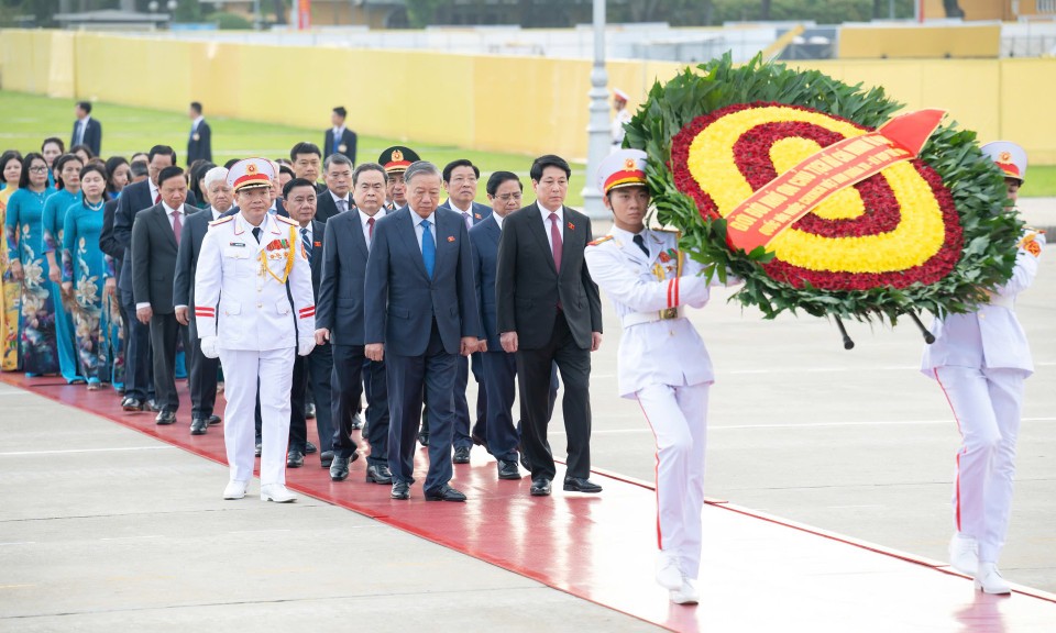 L&atilde;nh đạo Đảng, Nh&agrave; nước, đại biểu Quốc hội v&agrave;o Lăng viếng Chủ tịch Hồ Ch&iacute; Minh