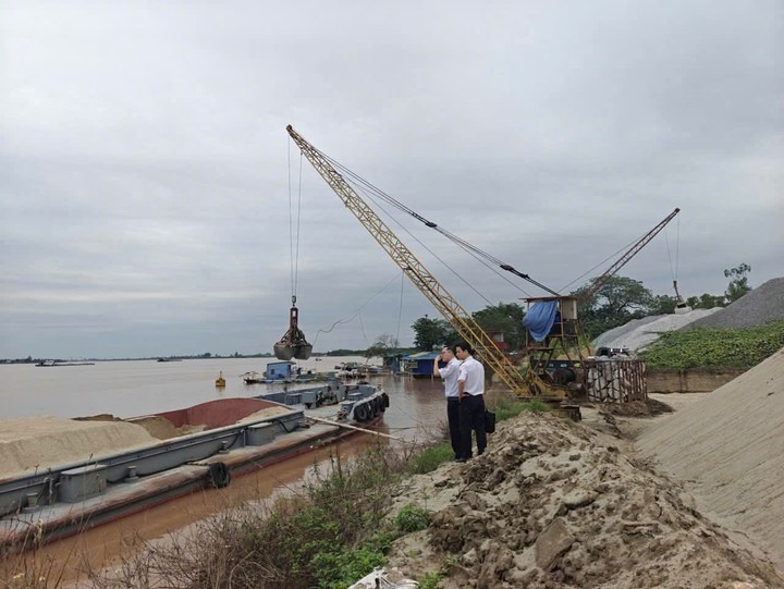 Cơ quan liên ngành kiểm tra, phát hiện bến bãi tập kết vật liệu xây dựng không phép của ông K. tại xã Vạn Xuân, tỉnh Hưng Yên.