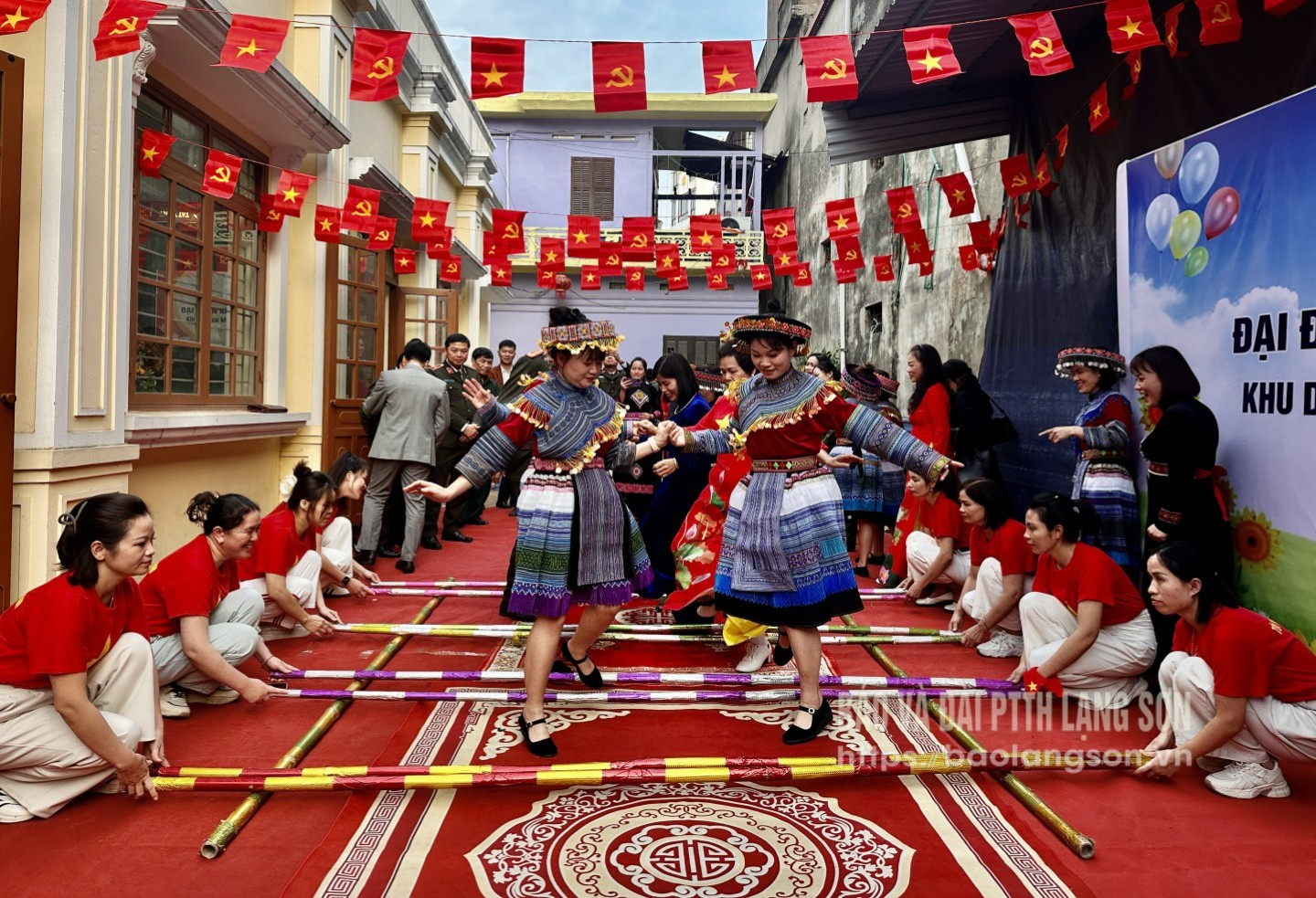 Người dân tham gia hoạt động văn hóa tại ngày hội đại đoàn kết toàn dân tộc Khối 1, phường Kỳ Lừa (Ảnh: Cẩm Tú)