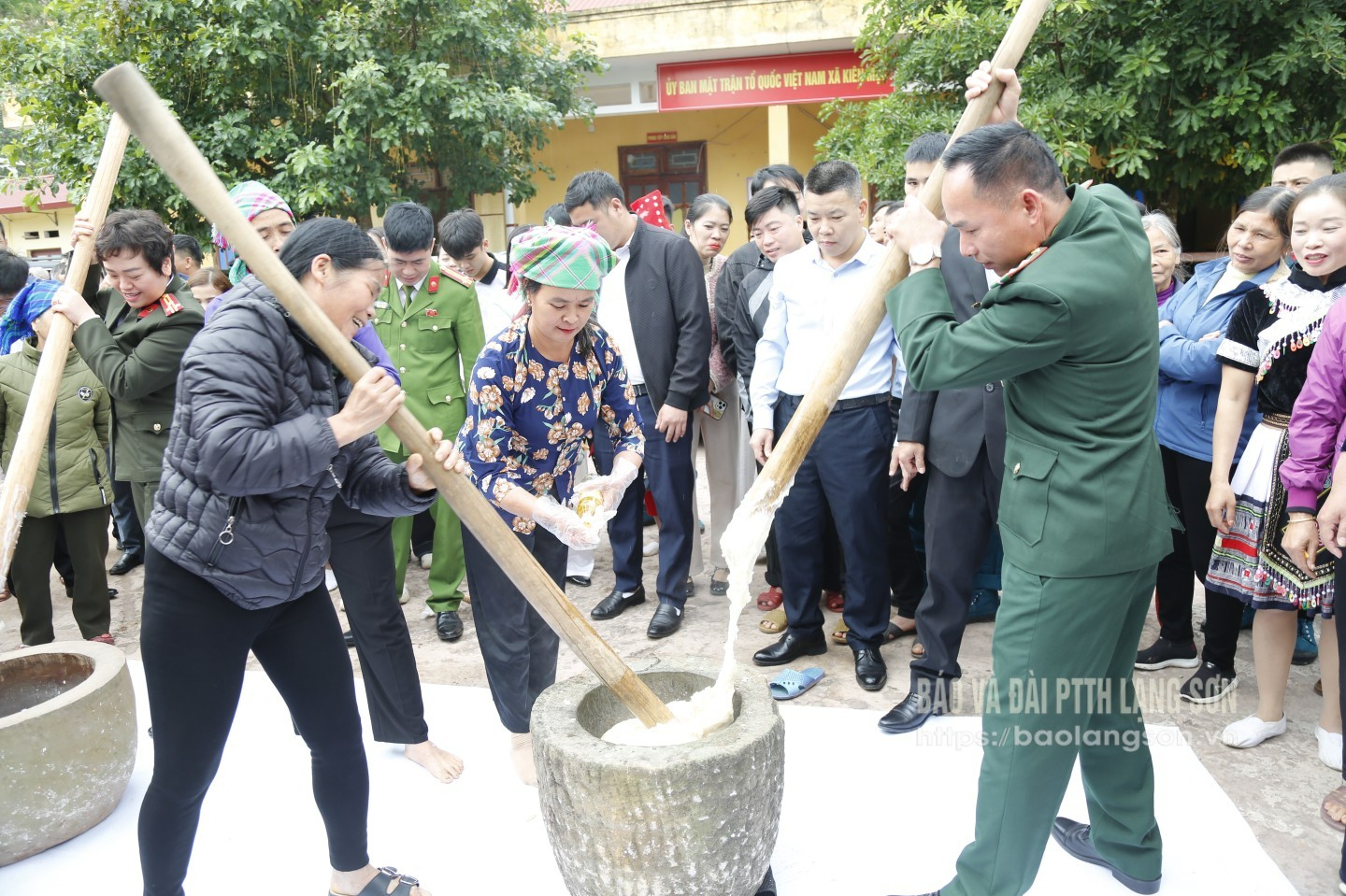 Các đại biểu và người dân tham gia giã bánh dày tại ngày hội đại đoàn kết các dân tộc khu dân cư thôn Nà Lừa, xã Kiên Mộc (Ảnh: Phương Vy)