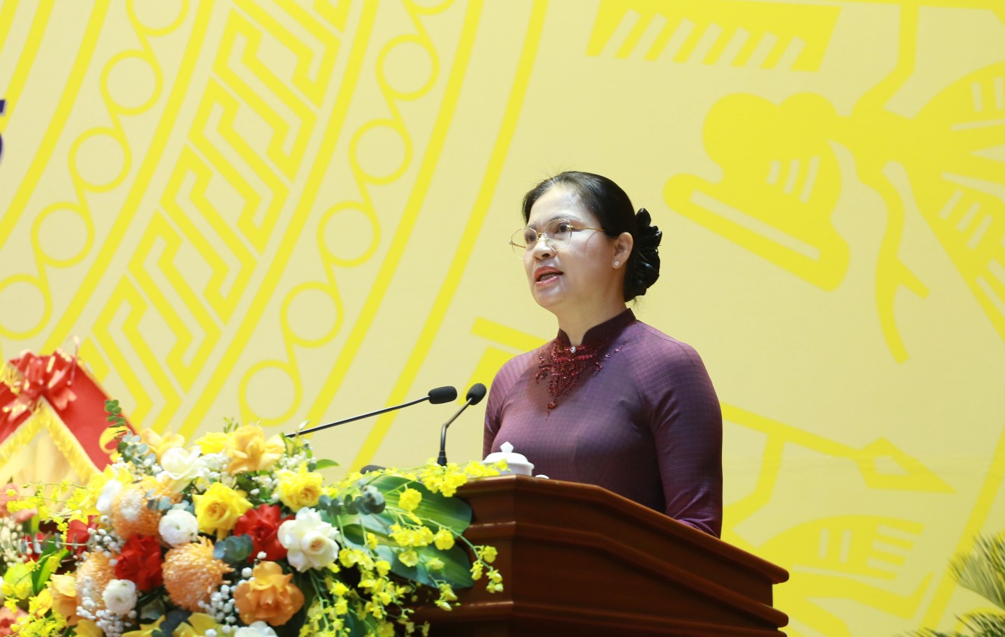 Đồng chí Hà Thị Nga, Ủy viên Trung ương Đảng, Phó Chủ tịch Ủy ban Trung ương MTTQ Việt Nam phát biểu tại đại hội