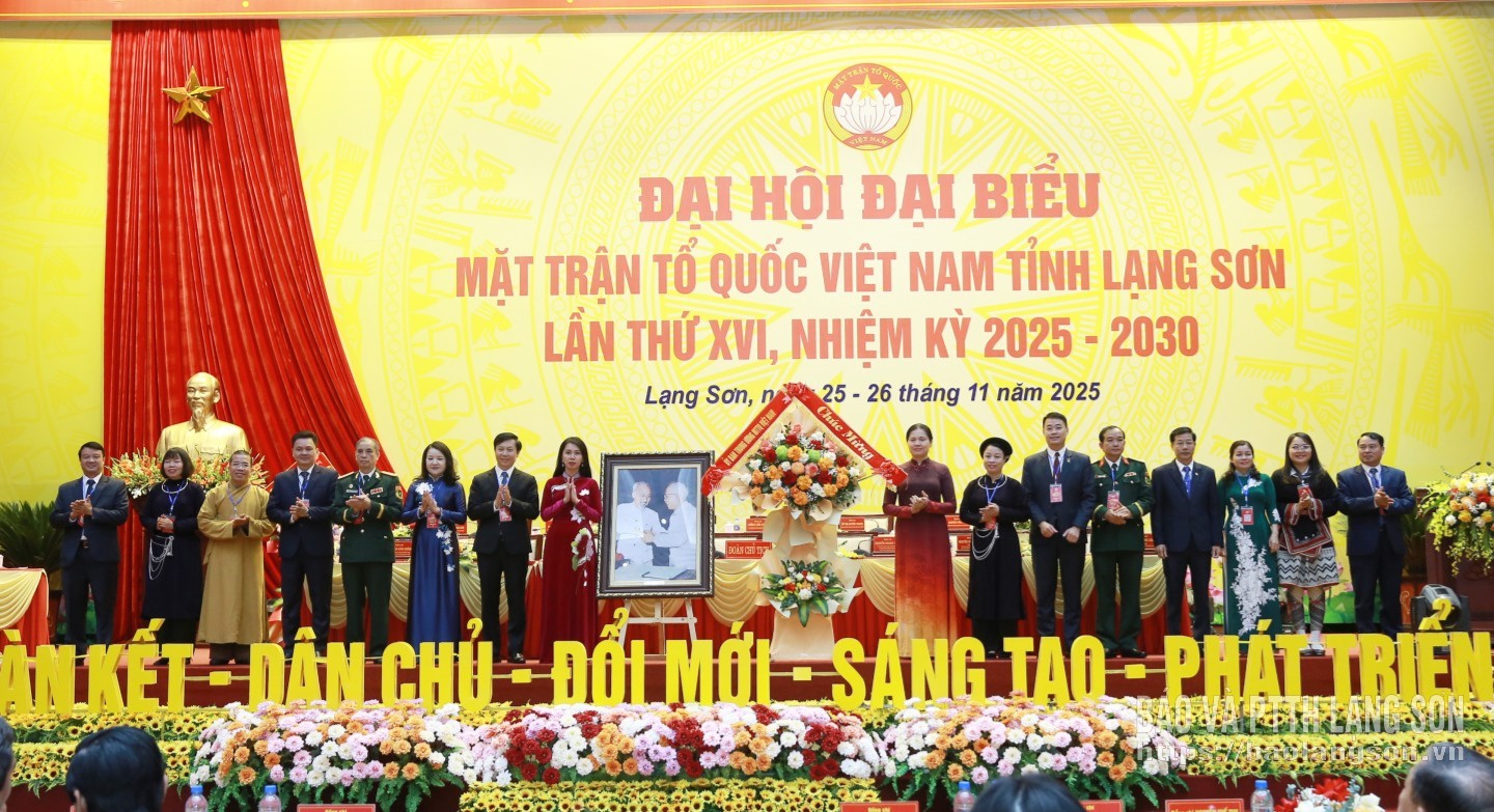 Đồng chí Phó Chủ tịch Ủy ban Trung ương MTTQ Việt Nam tặng hoa chúc mừng đại hội