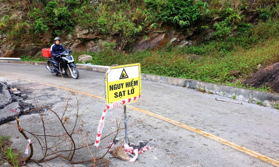 Cần sớm khắc phục điểm sạt lở đường l&ecirc;n Mẫu Sơn