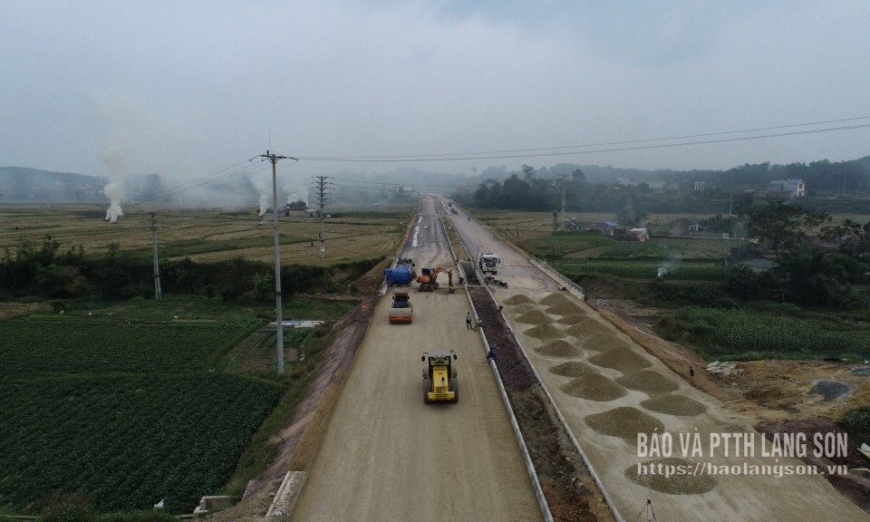 Nhộn nhịp tr&ecirc;n c&ocirc;ng trường quốc lộ 4B