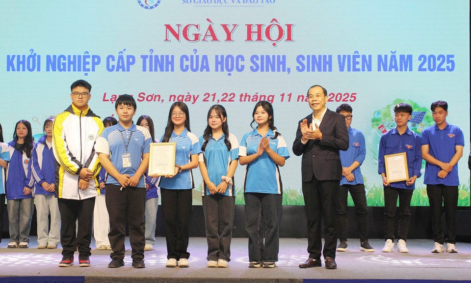 Vượt thử th&aacute;ch, đắp tương lai