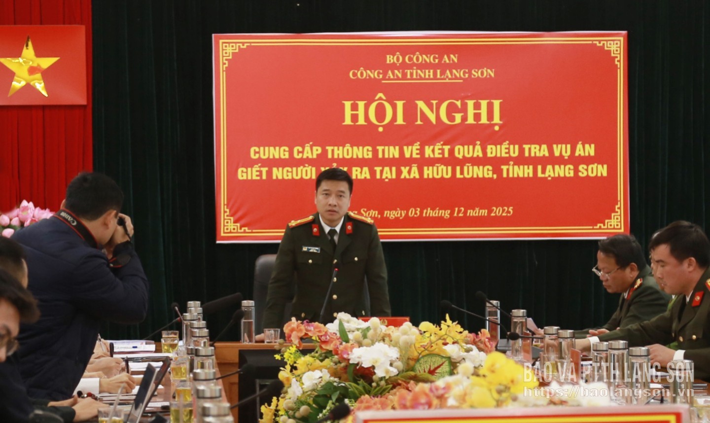  Thượng tá Vũ Thanh Tùng, Bí thư Đảng ủy, Giám đốc Công an tỉnh cung cấp thông tin về vụ việc cho các cơ quan báo chí