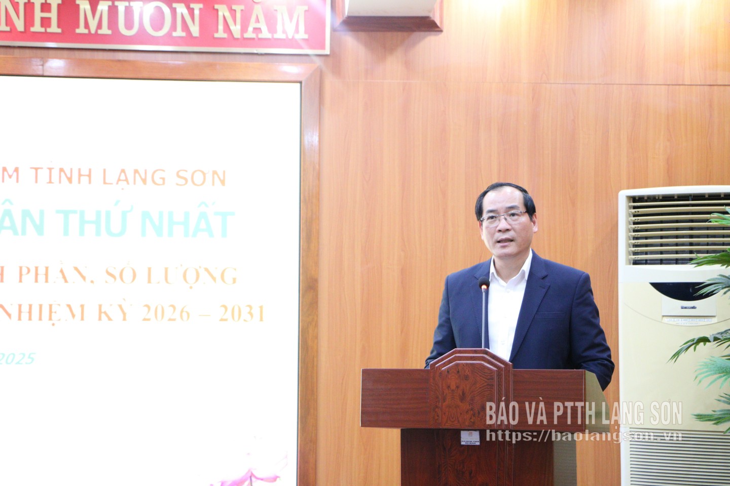 Đồng chí Dương Xuân Huyên, Ủy viên Ban Thường vụ Tỉnh ủy, Phó Chủ tịch Thường trực HĐND tỉnh trình bày dự kiến cơ cấu, thành phần, số lượng người được giới thiệu ứng cử đại biểu HĐND tỉnh nhiệm kỳ 2026 - 2031