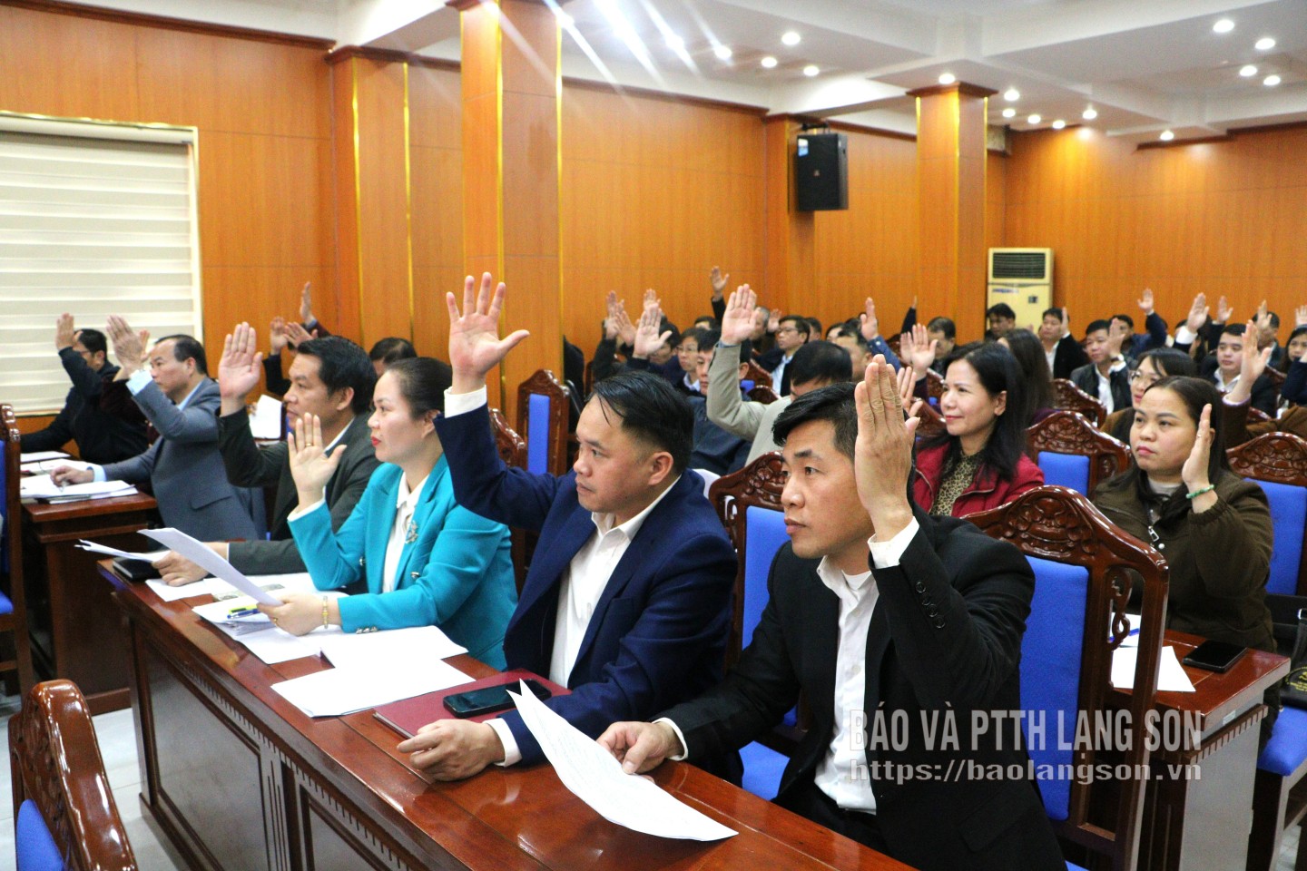 Các đại biểu biểu quyết về cơ cấu, thành phần và số lượng người được giới thiệu ứng cử đại biểu Quốc hội khóa XVI