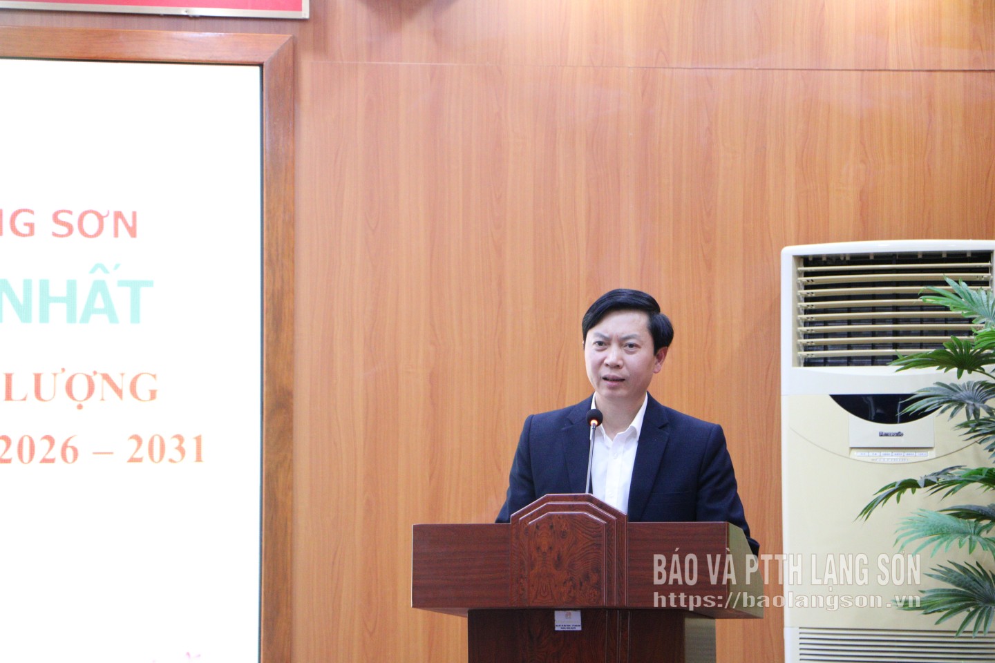 Đồng chí Nguyễn Hoàng Tùng, Ủy viên Ban Thường vụ Tỉnh ủy, Phó Chủ tịch Thường trực Ủy ban MTTQ Việt Nam tỉnh phát biểu tại hội nghị