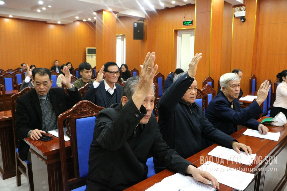 Các đại biểu biểu quyết về cơ cấu, thành phần và số lượng người được giới thiệu ứng cử đại biểu HĐND tỉnh