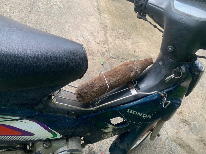 Na obrázku jsou dělostřelecké granáty, které pan D. umístil před svou motorku, než je předal.