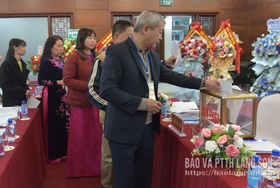 Các đại biểu bỏ phiếu bầu Ban Chấp hành Hội Công chứng viên tỉnh nhiệm kỳ 2025 - 2030