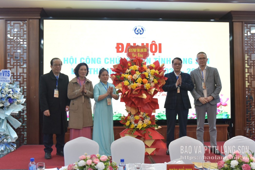 Lãnh đạo Sở Tư pháp, lãnh đạo phòng chuyên môn thuộc sở tặng hoa chúc mừng đại hội