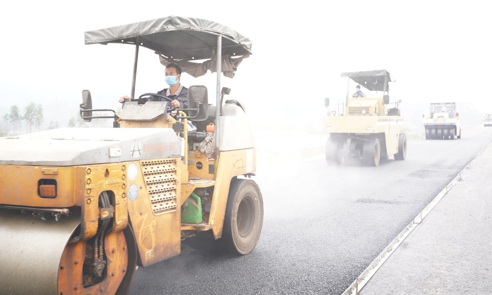 L&atilde;nh đạo UBND tỉnh kiểm tra tiến độ thi c&ocirc;ng n&acirc;ng cấp Quốc lộ 4B