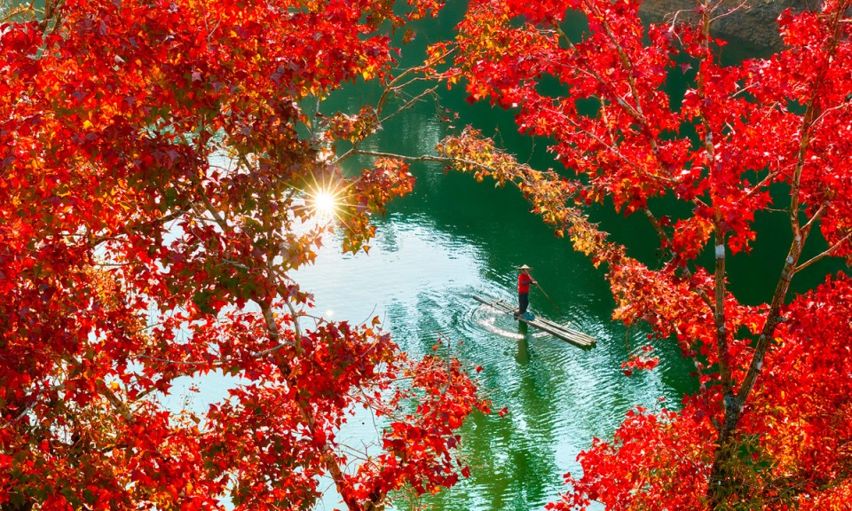 Hồ nh&acirc;n tạo ở Cao Bằng rực rỡ như trời &Acirc;u m&ugrave;a phong hương thay l&aacute;