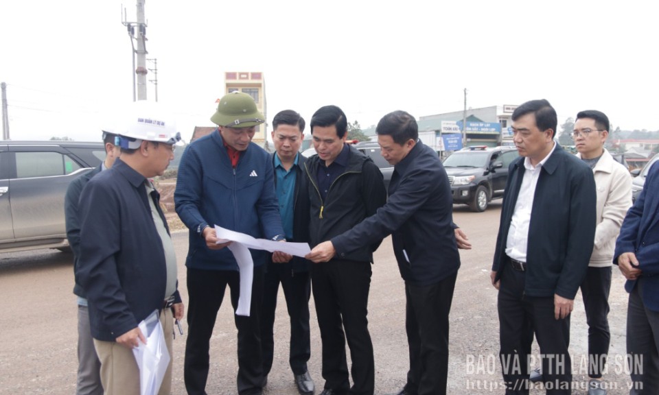 Đồng ch&iacute; B&iacute; thư Tỉnh ủy kiểm tra 2 dự &aacute;n giao th&ocirc;ng trọng điểm