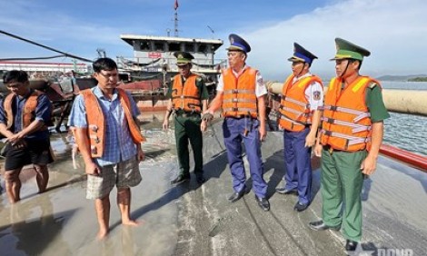 V&ugrave;ng Cảnh s&aacute;t biển 3 tạm giữ t&agrave;u vận chuyển c&aacute;t tr&aacute;i ph&eacute;p v&agrave; đối tượng t&agrave;ng trữ ma t&uacute;y