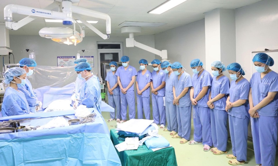 Nh&acirc;n vi&ecirc;n y tế c&uacute;i đầu tri &acirc;n người hiến tạng