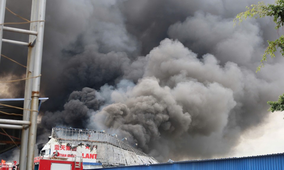 Hiện trường vụ ch&aacute;y c&ocirc;ng ty da gi&agrave;y Hải Ph&ograve;ng, h&agrave;ng chục người vẫn đang cứu hỏa