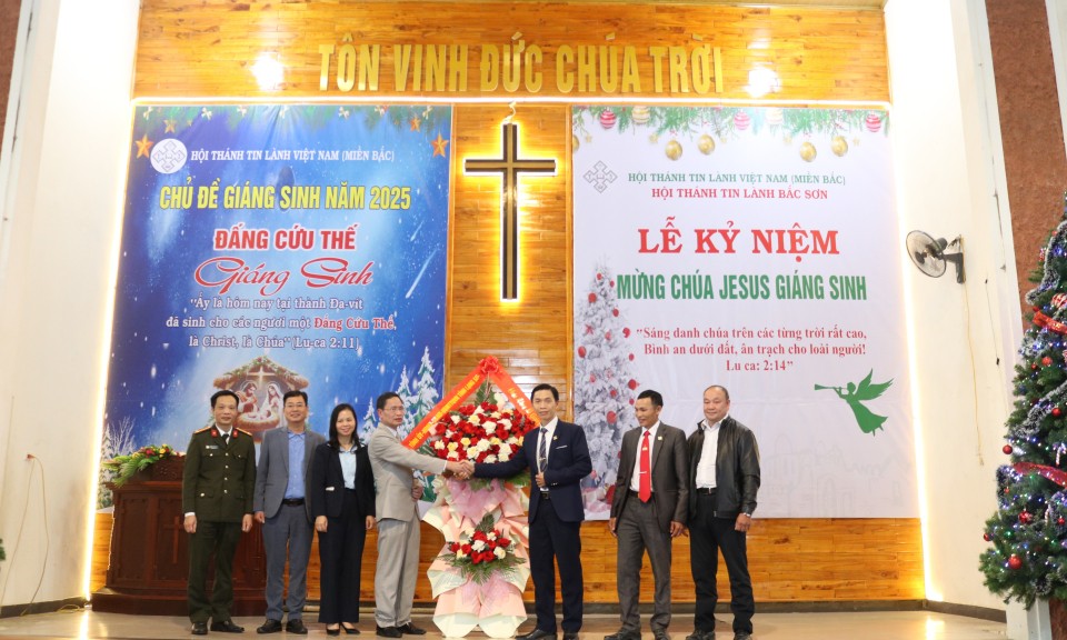 Đoàn công tác của tỉnh thăm hỏi, chúc mừng Ban Đại diện Tin lành tỉnh Lạng Sơn và các giáo xứ đạo Công giáo nhân dịp Lễ Giáng sinh 2025
