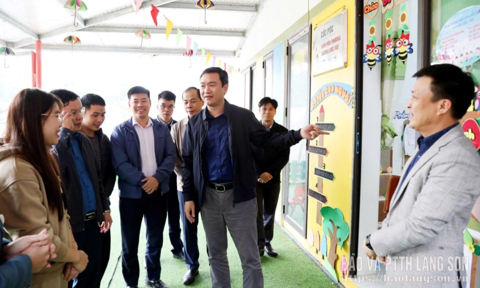 Đồng ch&iacute; Chủ tịch UBND tỉnh thị s&aacute;t hiện trạng một số c&ocirc;ng tr&igrave;nh hạ tầng thiết yếu tại x&atilde; Thiện Long