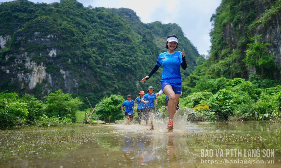 Bước chạy kh&aacute;m ph&aacute; kỳ quan