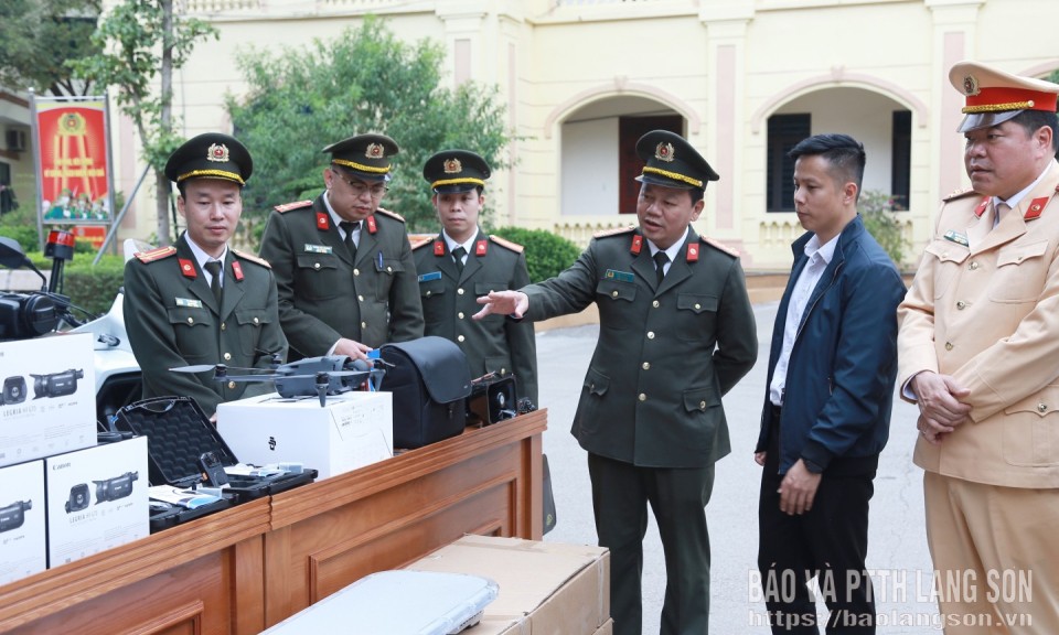 C&ocirc;ng an tỉnh b&agrave;n giao c&aacute;c phương tiện, thiết bị kỹ thuật nghiệp vụ cho lực lượng cảnh s&aacute;t giao th&ocirc;ng