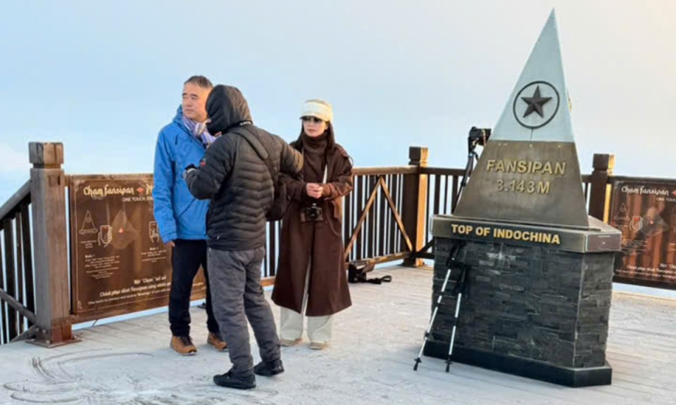 Đỉnh Fansipan xuất hiện lớp băng d&agrave;y nhất từ đầu m&ugrave;a đ&ocirc;ng