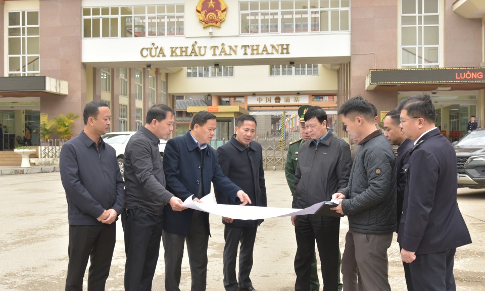 Đồng ch&iacute; Ph&oacute; Chủ tịch HĐND tỉnh khảo s&aacute;t khu vực cửa khẩu T&acirc;n Thanh