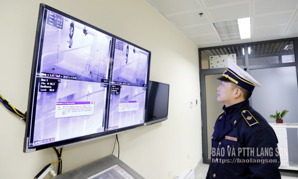 Gi&aacute;m s&aacute;t dịch bệnh từ cửa khẩu