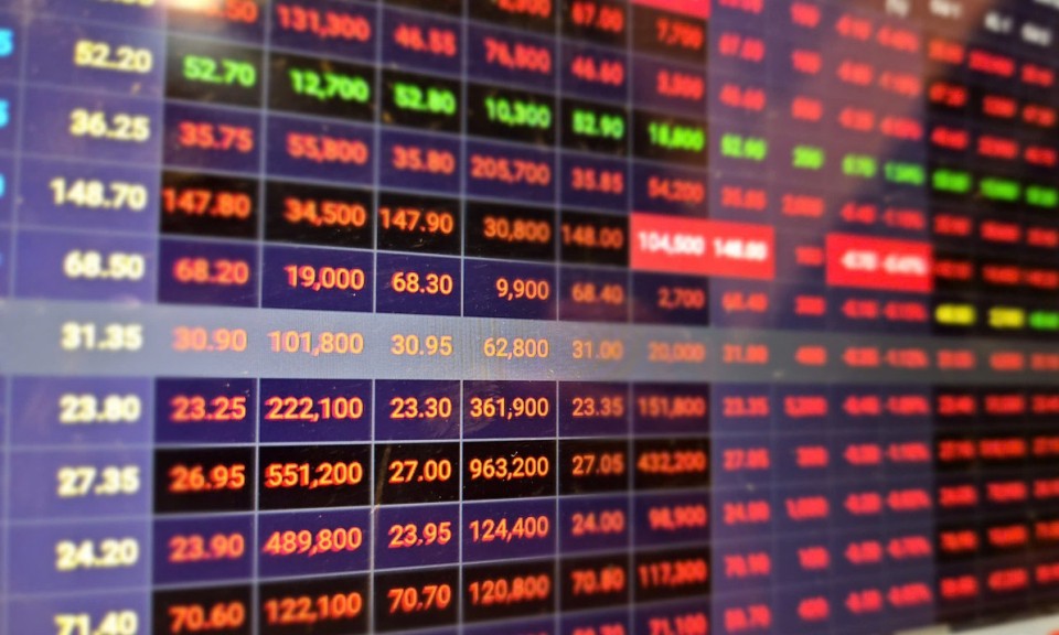 Giảm hơn 52 điểm, VN-Index mất mốc 1.700, sắc đỏ bao tr&ugrave;m thị trường