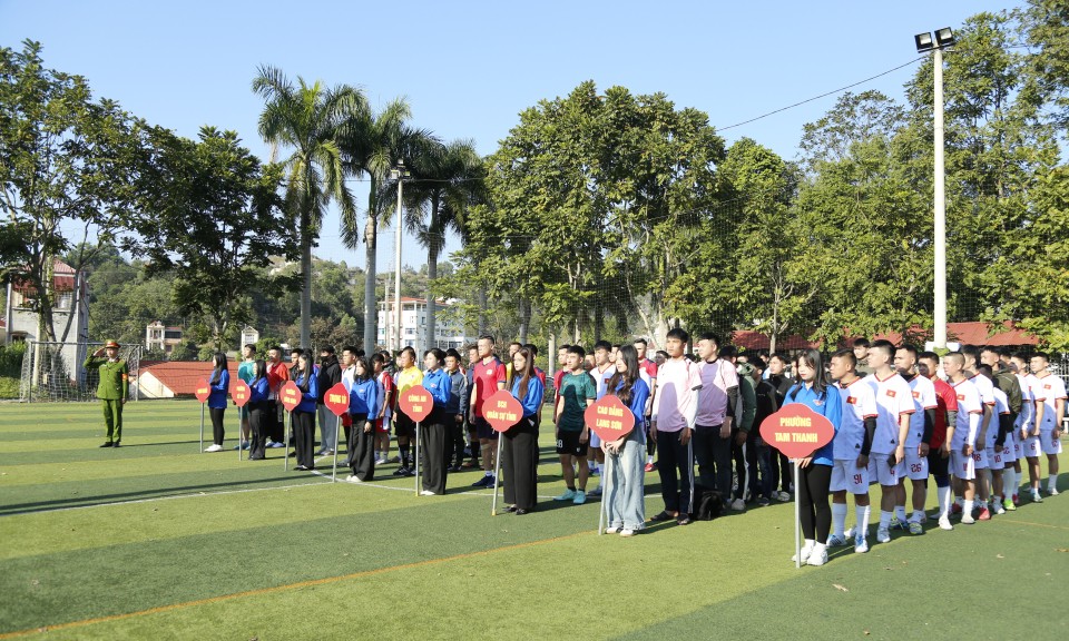 Tr&ecirc;n 100 vận động vi&ecirc;n tham gia giải b&oacute;ng đ&aacute; thanh ni&ecirc;n