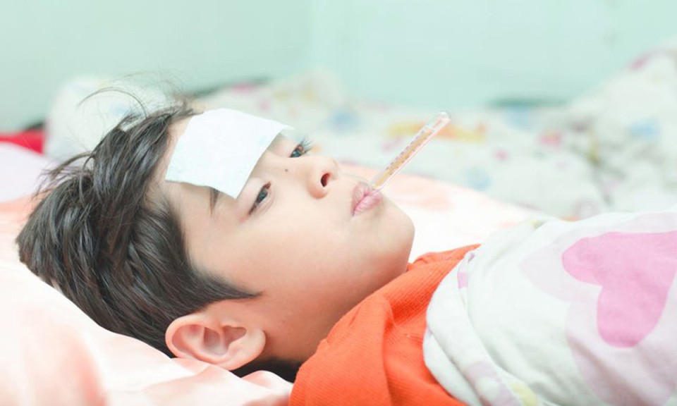 Trẻ ti&ecirc;m vaccine vi&ecirc;m n&atilde;o Nhật Bản nhưng vẫn mắc, b&aacute;c sĩ chỉ sai lầm từ bố mẹ