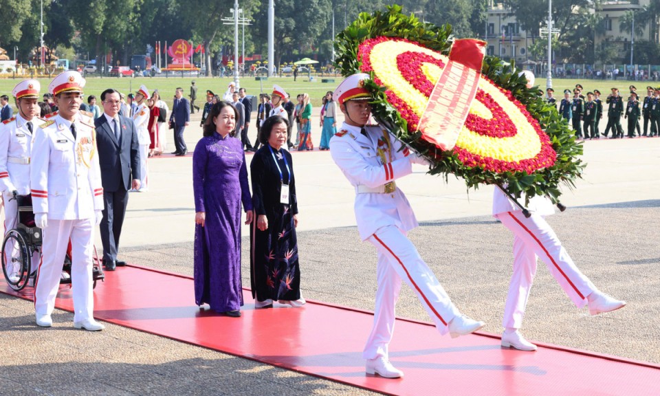 Đại biểu dự Đại hội Thi đua y&ecirc;u nước to&agrave;n quốc v&agrave;o Lăng viếng B&aacute;c