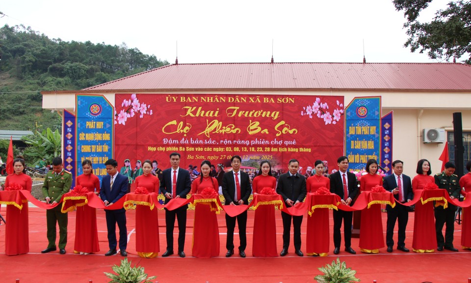 Khai trương chợ phi&ecirc;n Ba Sơn