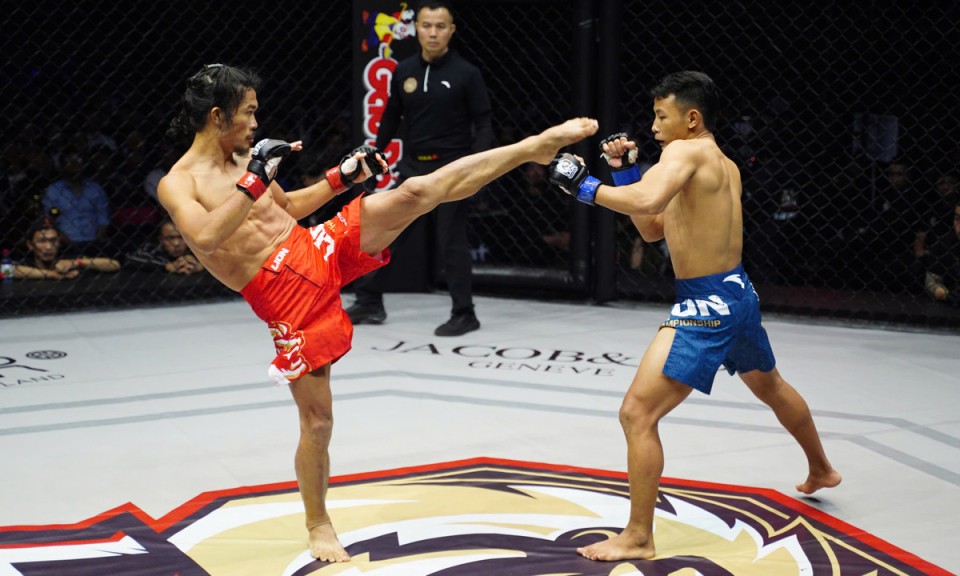 Tung đ&ograve;n bất ngờ hạ gục đối thủ, l&atilde;o tướng MMA h&agrave;nh động thượng v&otilde; đ&aacute;ng nể phục