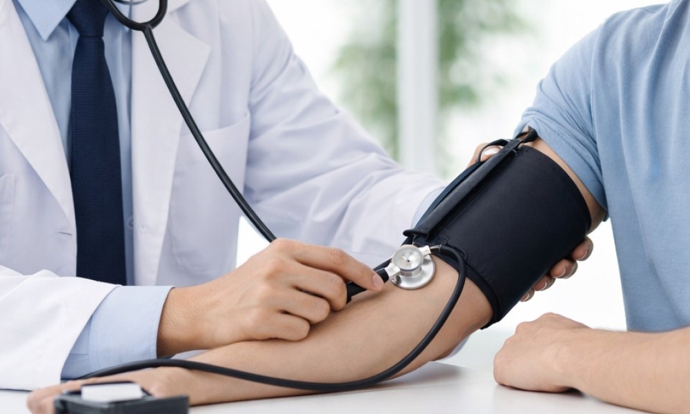 'Bệnh người gi&agrave;' tấn c&ocirc;ng giới trẻ: Chưa đến 30 tuổi đ&atilde; phải uống thuốc huyết &aacute;p