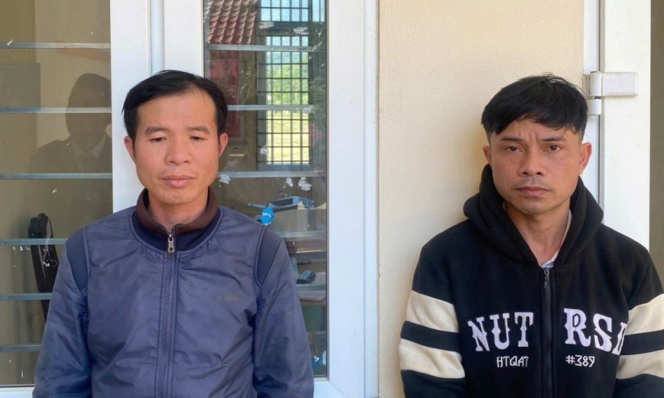 Điều tra 2 người đ&agrave;n &ocirc;ng Thanh Ho&aacute; giấu s&uacute;ng tự chế trong hang đ&aacute;