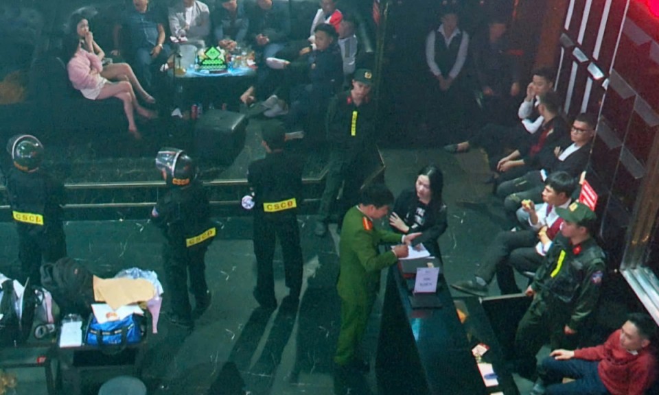 Đột k&iacute;ch 2 qu&aacute;n bar ở Ninh B&igrave;nh, c&ocirc;ng an bắt giữ 12 người tổ chức tiệc ma tu&yacute;