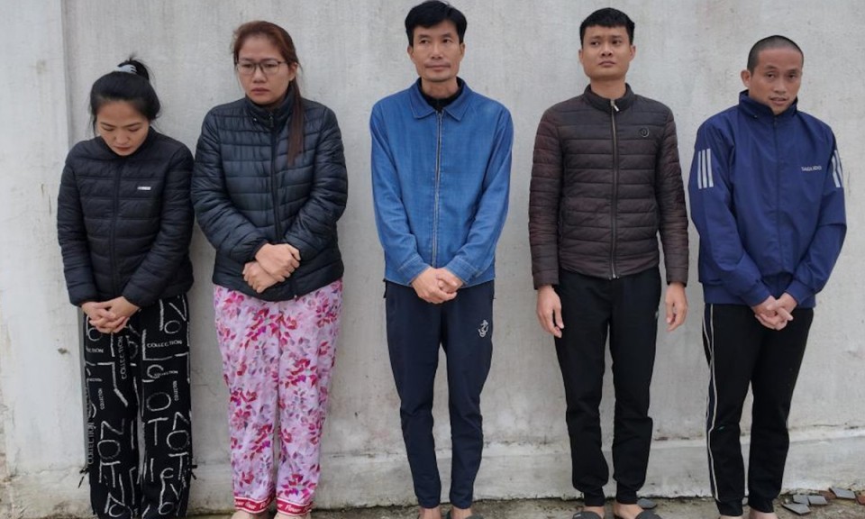 Triệt ph&aacute; đường d&acirc;y bu&ocirc;n b&aacute;n thuốc l&aacute; giả sản xuất từ Campuchia, khởi tố 5 người