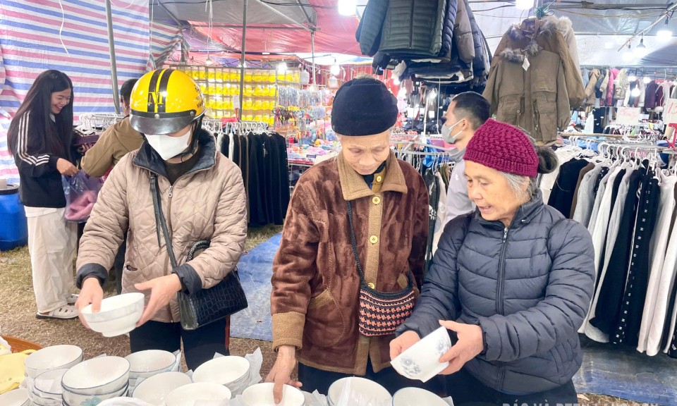 Hơn 80 gian h&agrave;ng trưng b&agrave;y sản phẩm tại Hội chợ thương mại x&atilde; Thất Kh&ecirc; năm 2025