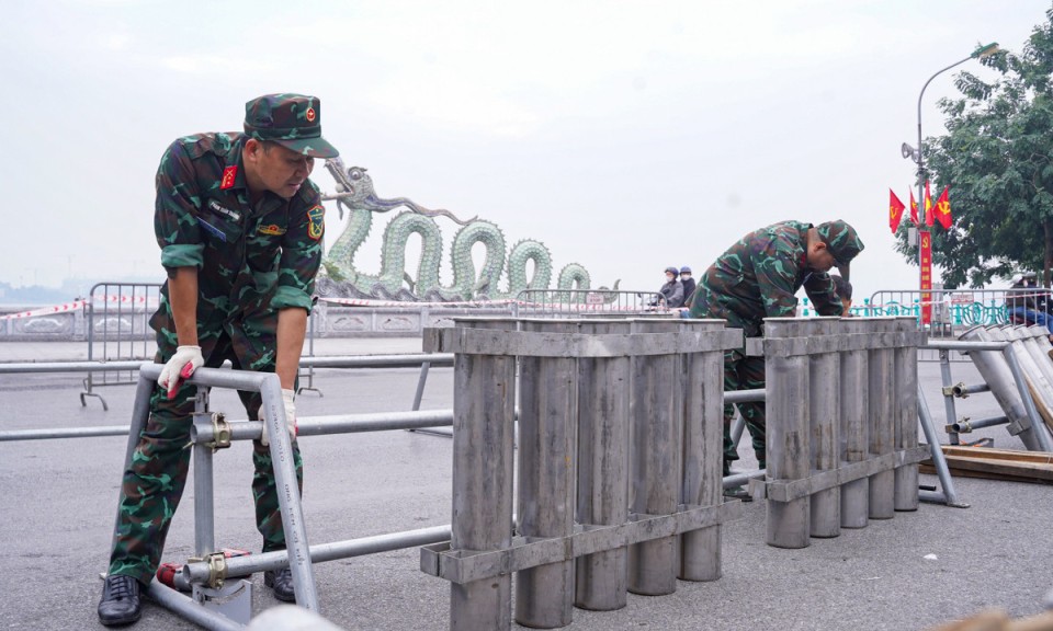 B&ecirc;n trong trận địa ph&aacute;o hoa sẵn s&agrave;ng khai hoả đ&oacute;n năm mới 2026 tại H&agrave; Nội