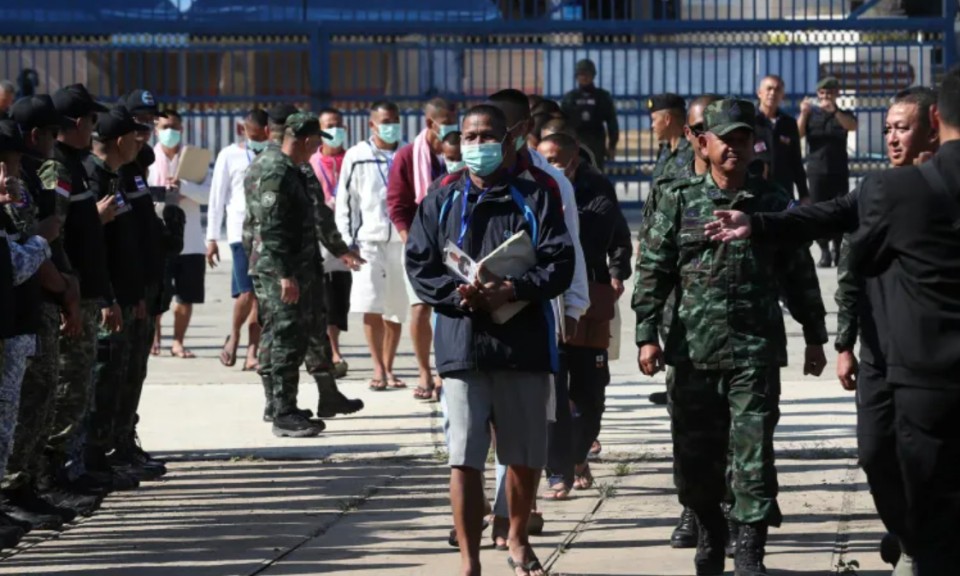 Gần nửa năm giam giữ, Th&aacute;i Lan trao trả 18 t&ugrave; binh Campuchia