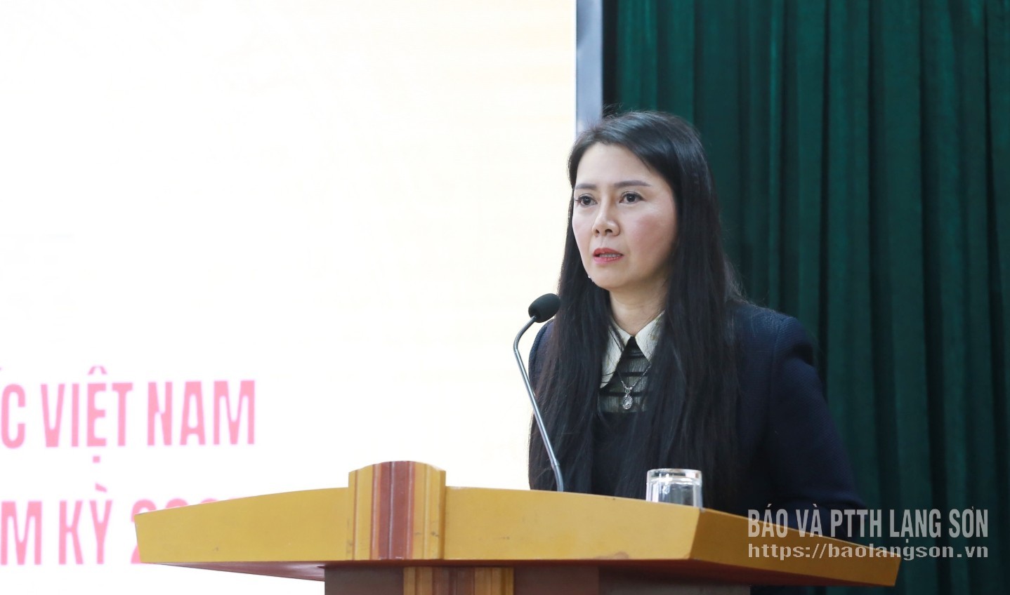 Đồng chí Đoàn Thu Hà, Phó Bí thư Tỉnh ủy, Chủ tịch Ủy ban MTTQ Việt Nam tỉnh phát biểu bế mạc hội nghị